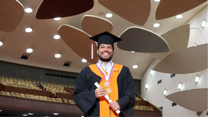 Francisco Nilo especialista en mercadeo recibiendo su título de la Universidad Central de Venezuela (UCV).