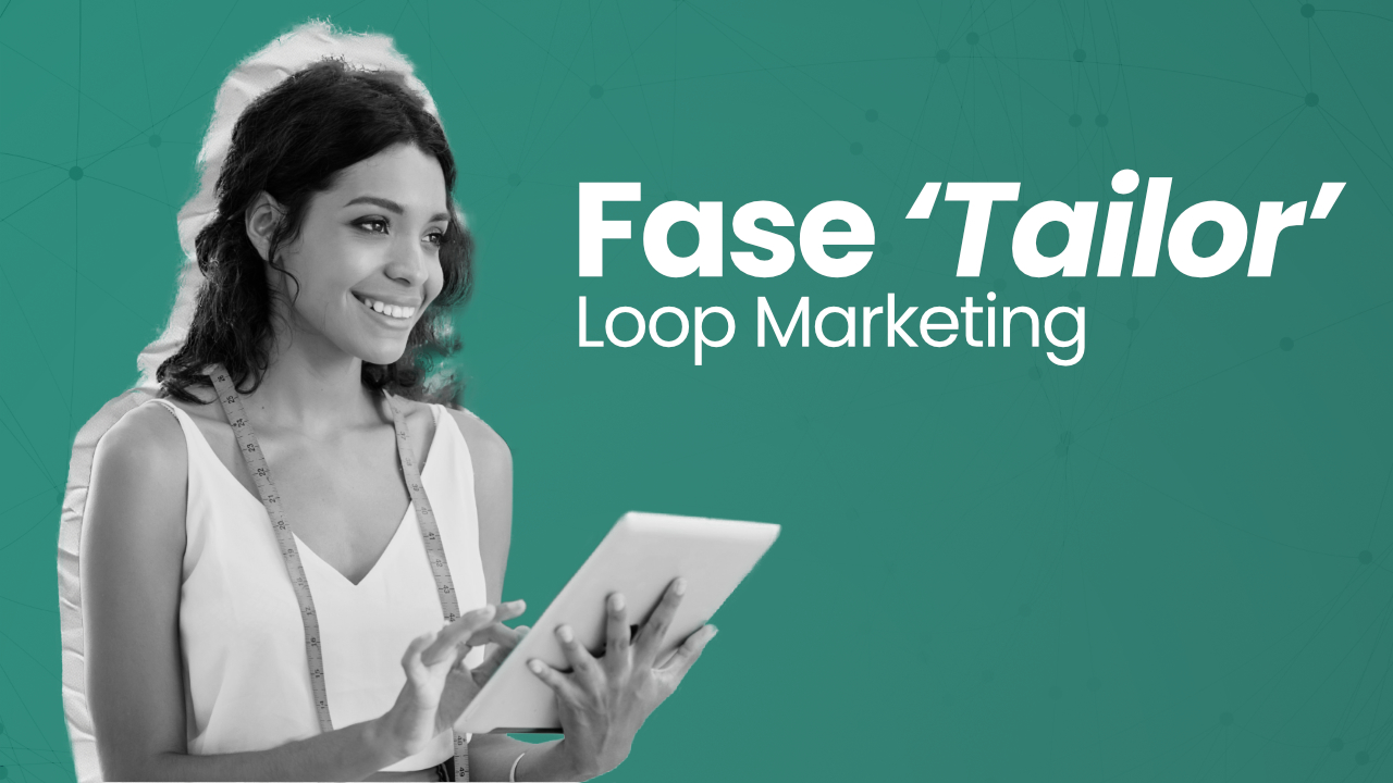 Portada del artículo con una persona sostenido una tablet y una cinta métrica, simbolizando que creará contenido a la medida empleando la Fase 'Tailor' del Loop Marketing.